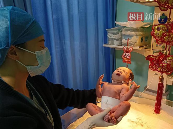 TB体育极目新闻凌晨见证：武汉市妇幼首个“兔宝宝”来报到！